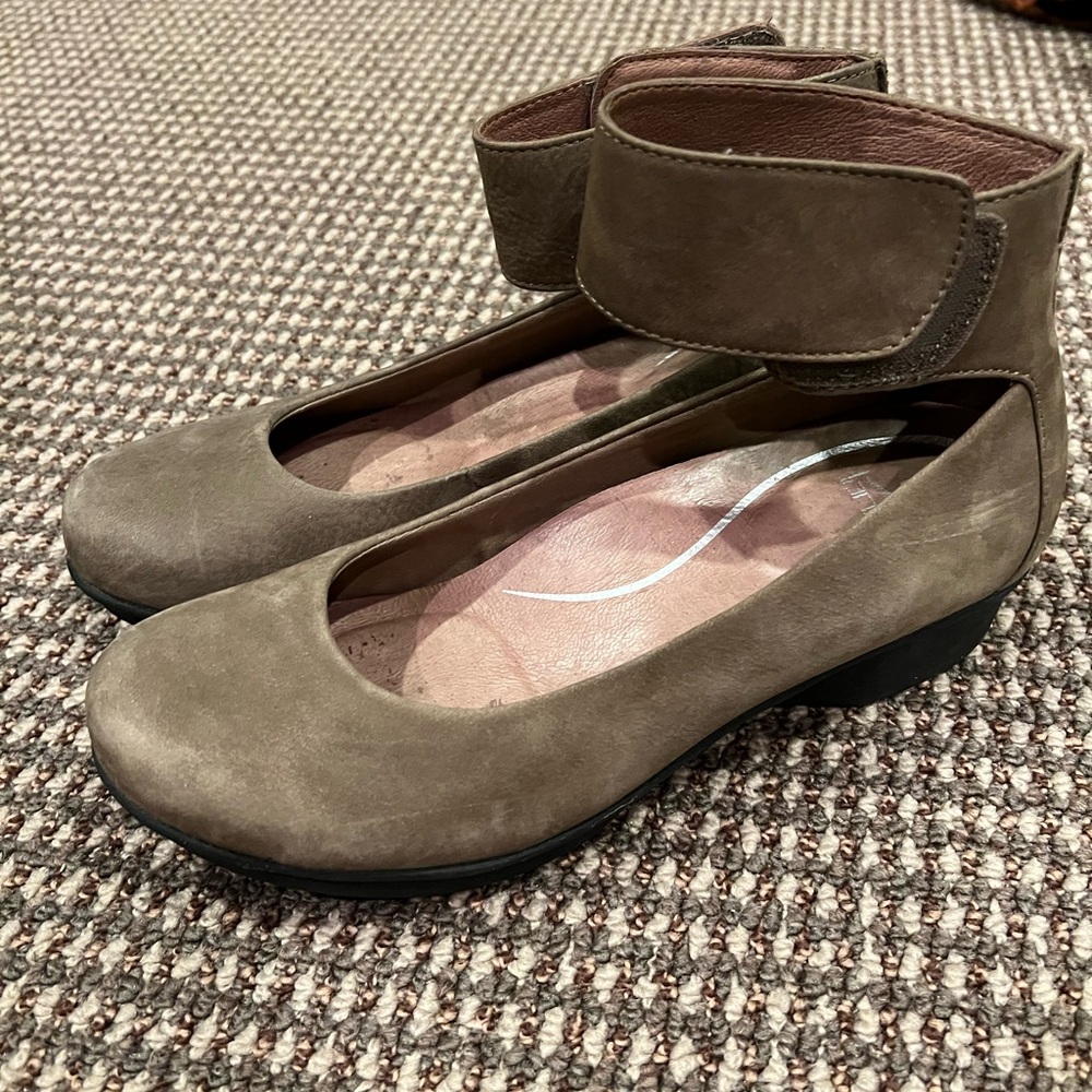 Dansko LULU with Ankle Strap-Khaki